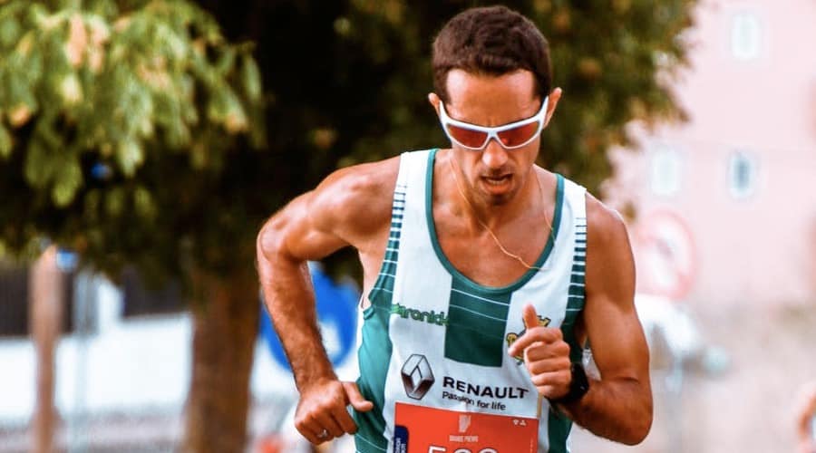The picture shows a runner with glasses. Those glasses can be outfitted with the highest technology of progressive lenses. The Shamir attitude sport.