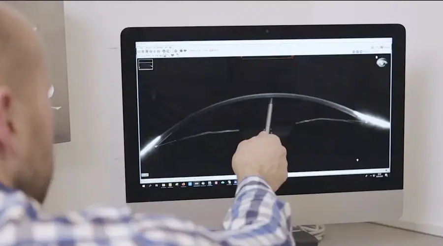 Michael Penczek shows details on a customers cornea to give important information before the consultation for the perfect progressive glasses